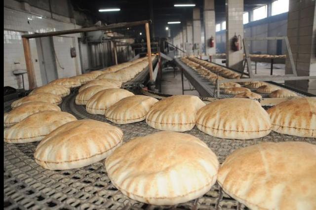 «التموين» تكشف عقوبة التلاعب بسعر رغيف الخبز.. فيديو