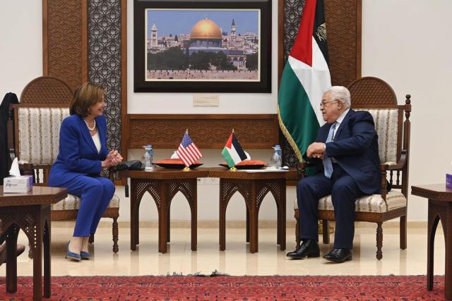 رئيسة مجلس النواب الأمريكي تزور الرئيس الفلسطيني محمود عباس