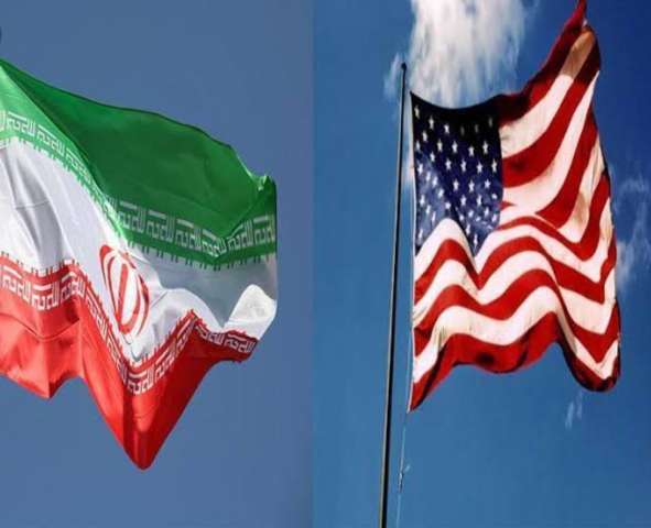 العلم الإيراني بجوار العلم الأمريكي 