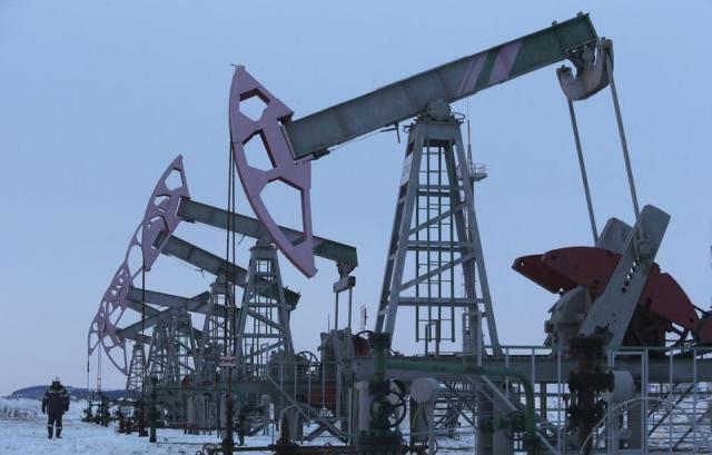أسعار النفط تتخطى حاجز 98 دولارا للمرة الأولى منذ سبتمبر 2014