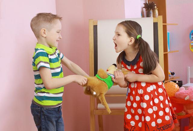 أنانية الأطفال.. علامات تنذر وحيل لعلاجها