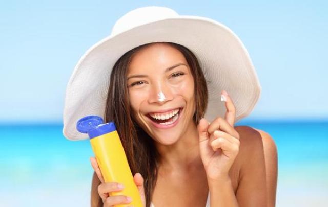 لماذا يوصي خبراء التجميل باستخدام واقي الشمس يوميا؟.. إليك 6 فوائد هامة  