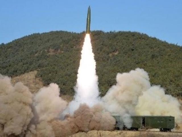 كوريا الشمالية تطلق صاروخ ”باليستي” قبالة سواحلها الشرقية