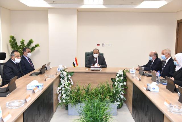 وزير الإنتاج الحربي يعقد أول اجتماع بمقر الوزارة بالعاصمة الإدارية