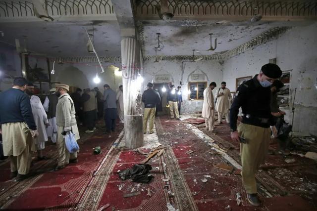 داعش يتبنى هجومًا داميًا على مسجد في باكستان