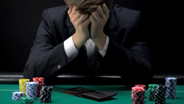 دراسة.. المقامرة بالمال يصيب بالأمراض النفسية