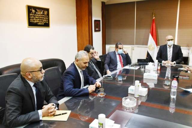 وزير الإسكان يستعرض خطة طرح الوحدات السكنية للمصريين العاملين في الخارج