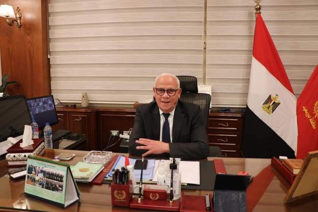محافظ بورسعيد يوجه تحية إعزاز وتقدير لشهداء القوات المسلحة والشرطة المصرية 