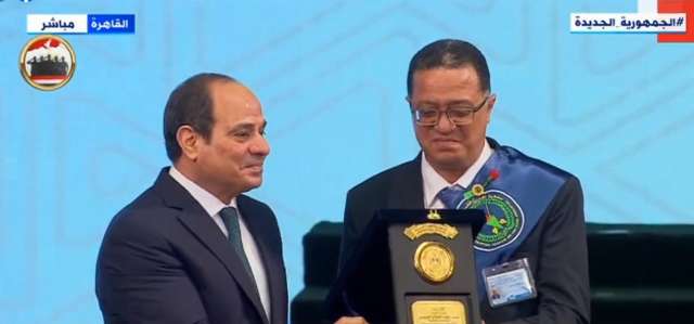 الرئيس السيسي يكرم عددا من أسر شهداء الجيش المصري