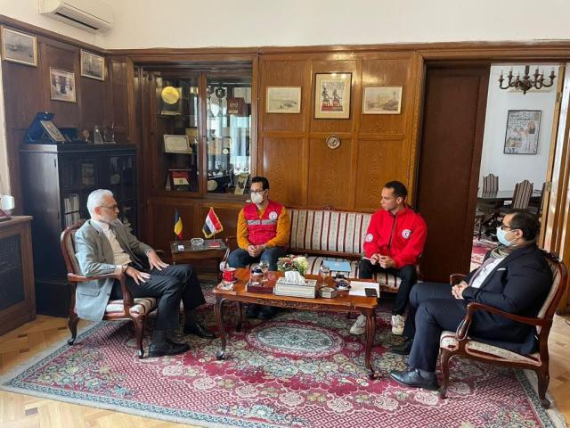  فريق الهلال الأحمر المصري بصحبة السفير المصري برومانيا