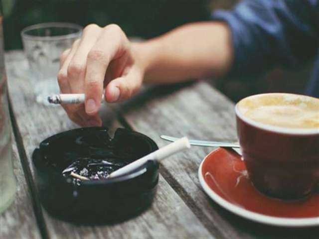 خلي بالك.. خبير تغذية يضع نصائح لمدمني الشاي والقهوة والسجائر في رمضان - ”خاص”