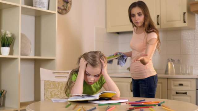دراسة تكشف عن أخطاء الاهتمام الزائد بالأبناء