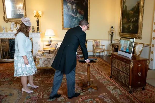 سفير مصر لدى لندن يقدم اوراق اعتماده للملكة اليزابيت 