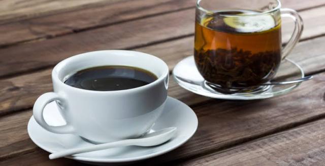 «شحن للطاقة».. تناول الشاي والقهوة صباحاً يحافظ على صحتك