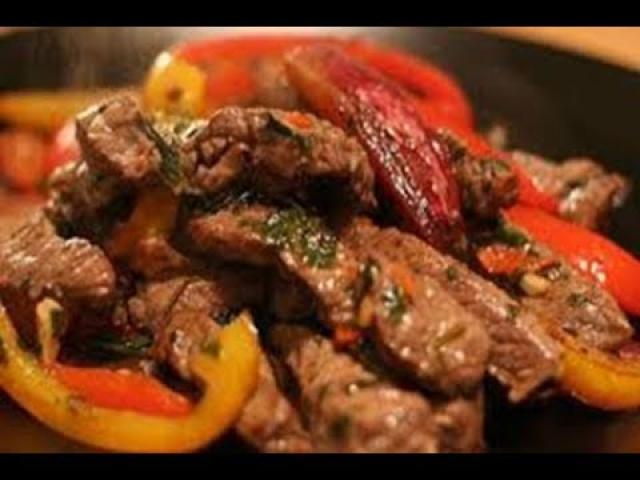 إفطار اليوم.. إليك طريقة تحضير شرائح اللحم بالخضار مع الأرز الآسيوي