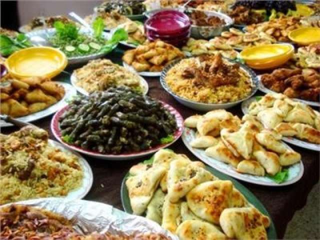 «خبير» يكشف مخاطر إهدار الموائد العربية للطعام في رمضان - خاص