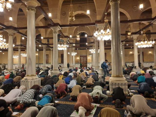 صلاة التراويح بمسجد الإمام الحسين بعد افتتاحه