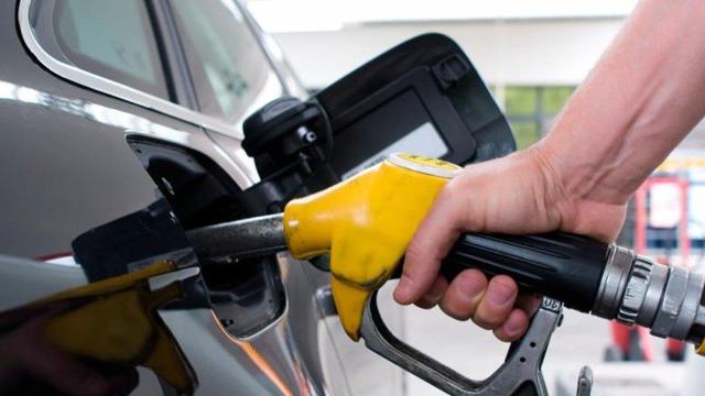 «المفروض تزيد 70 قرش».. البترول تكشف أسباب تحريك سعر البنزين «فيديو»