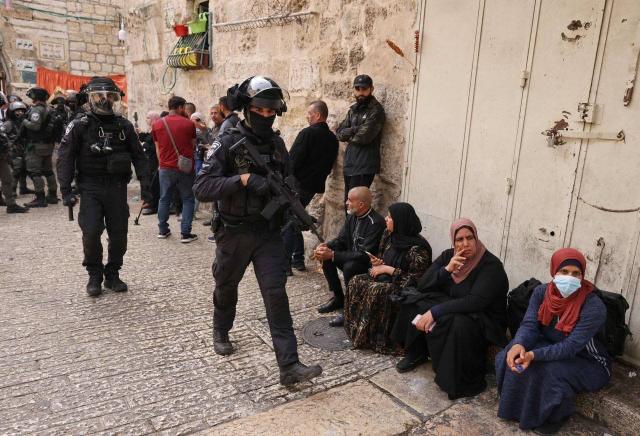 الشرطة الإسرائيلية تنسحب من الأقصى بعد الفشل في إخراج المعتكفين