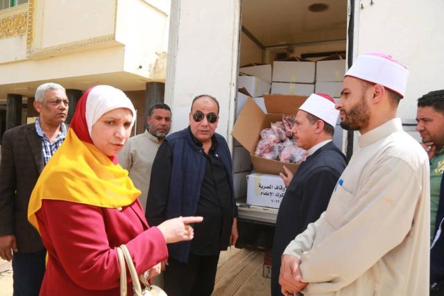 صورة لتوزيع صكوك الطعام بكفر الشيخ 