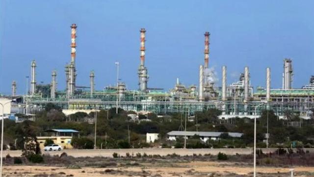 «النفط الليبية» تعلن وجود قوة قاهرة في ميناء الزويتينة