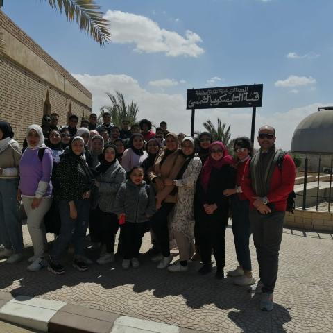 طلاب الجغرافيا بـ آداب القاهرة في زيارة علمية للمرصد الفلكي الكبير 