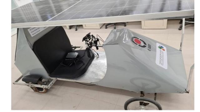 طلاب هندسة يصممون سيارة كهربائية تعمل بالطاقة الشمسية
