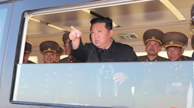 زعيم كوريا الشمالية يقدم إشادة نادرة لنظيره الجنوبي المنتهية ولايته