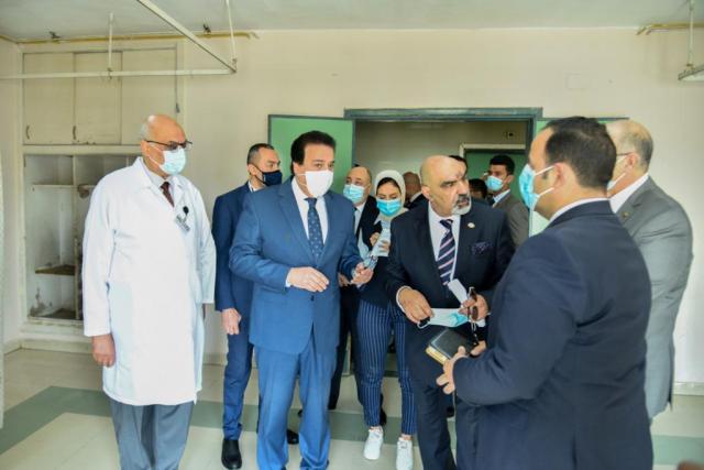 وزير التعليم العالي يتفقد مستشفى مدينة نصر