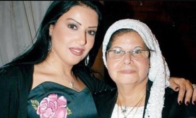 فيفي عبده تطالب جمهورها بالدعاء لوالدة سمية الخشاب بعد وفاتها