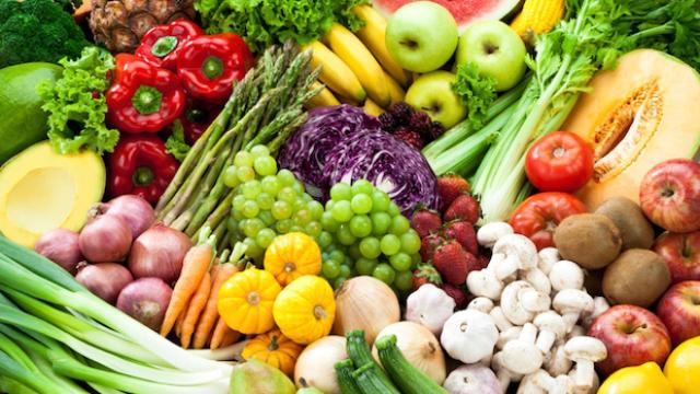 اليوم.. انخفاض طفيف في أسعار الخضروات والفاكهة بمنافذ المجمعات الاستهلاكية