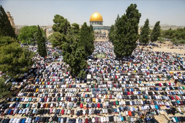 رغم القيود الإسرائيلية.. الآلاف يؤدون صلاة الجمعة في رحاب المسجد الأقصى