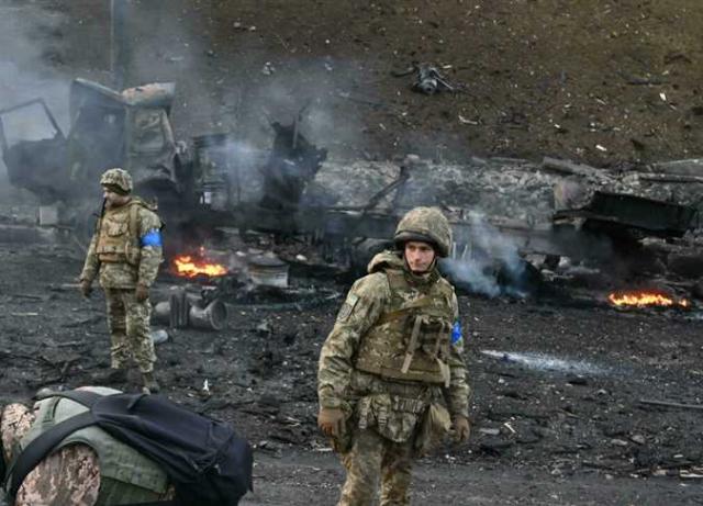 أوكرانيا تقاوم الروس في كييف وروسيا تحذر من تدفق الأسلحة
