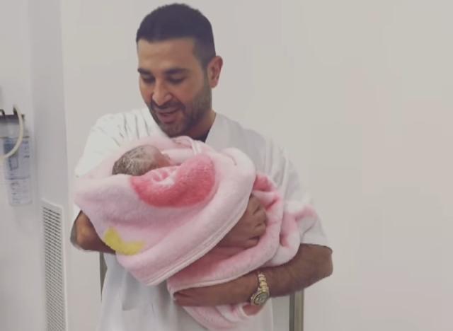 أحمد سعد يرزق بمولودة جديدة ويختار لها هذا الاسم - فيديو