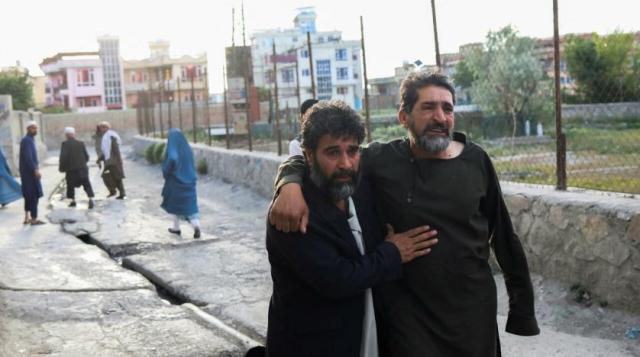 رجال أفغان يفرون بالقرب من موقع الانفجارات