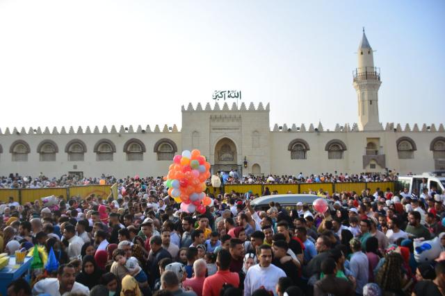 المسلمون بمسجد عمرو بن العاصي يؤدون صلاة عيد الفطر المبارك