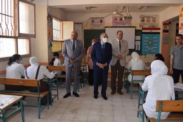 محافظ المنيا يتابع سير امتحانات الفصل الدراسي الثاني بعدد من اللجان