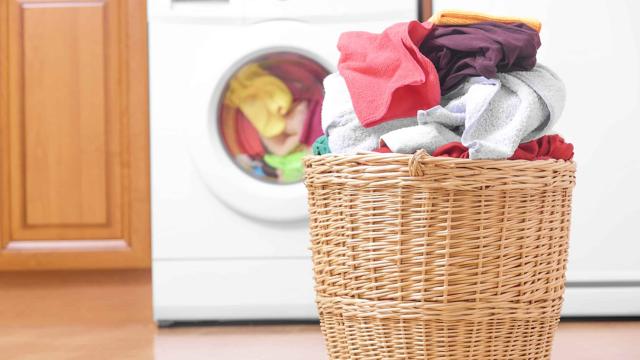 ماذا يحدث عند تخزين الملابس حتى الغسيل ؟