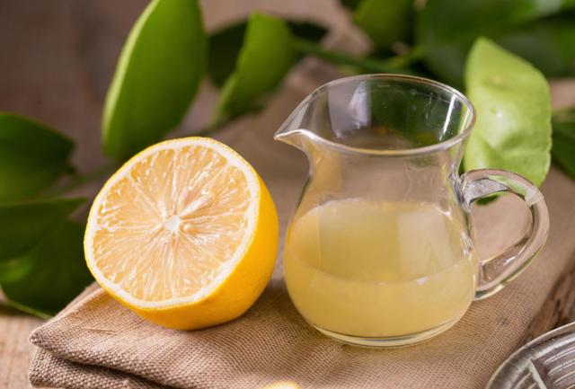 8 استخدامات يومية لشرائح الليمون.. تعرفي عليها