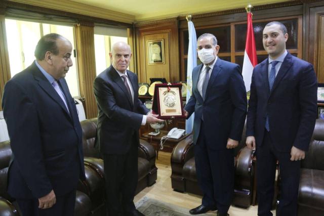 محافظ كفر الشيخ ومستشار الرئيس يناقشان مشروعات المبادرة الرئاسية لتطوير الريف المصري