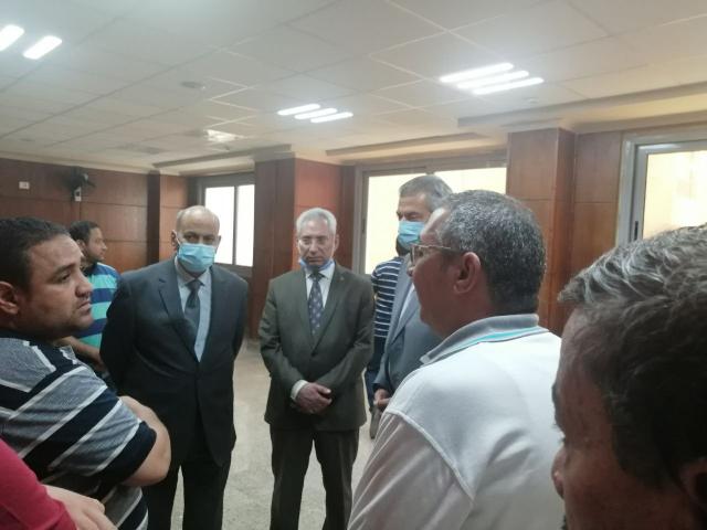 رئيس جامعة المنيا يتابع الموقف التنفيذي لمستشفى الرمد والأطفال