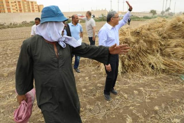 محافظ المنيا يتابع حصاد محصول القمح بأحد الحقول مع المزارعين