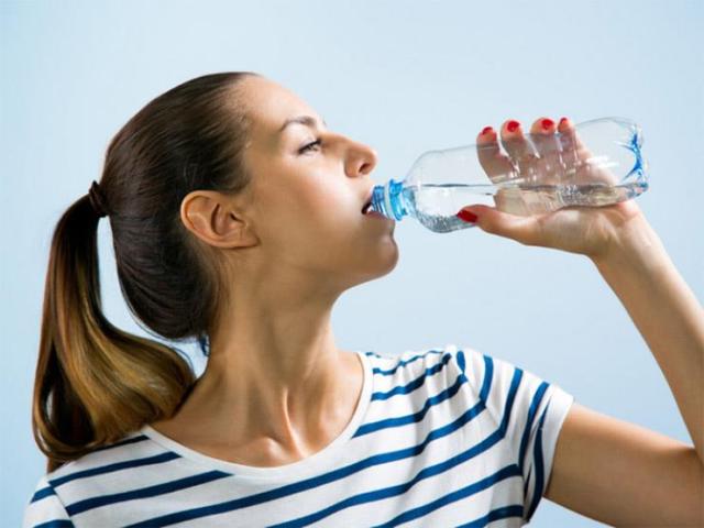 تعرف على فوائد شرب الماء في الصيف.. وما هو المقدار المطلوب؟