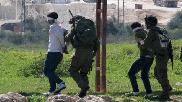 قوات الاحتلال الإسرائيلي تعتقل فلسطينيين في الأراضي المحتلة.