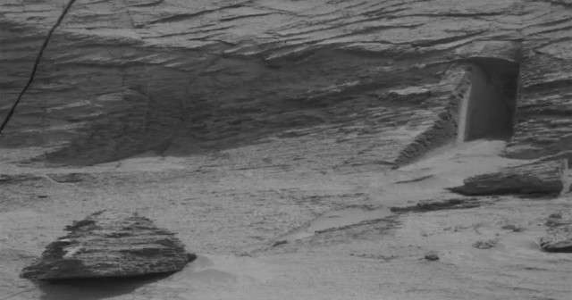 ناسا تنشر صورة غامضة لـ باب على المريخ.. منحوت يدويا