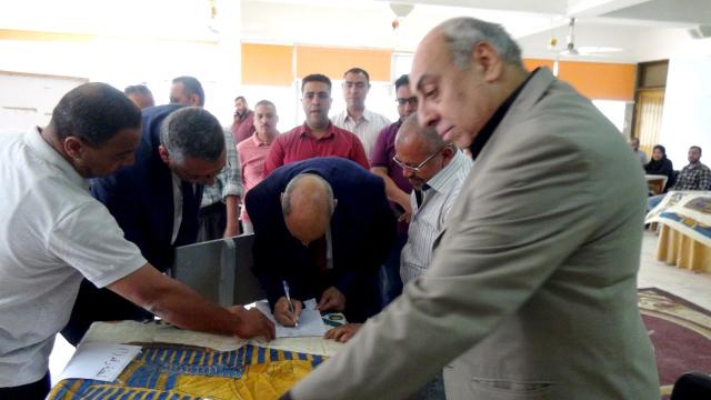 رئيس جامعة المنيا يدلي بصوته في انتخابات نقابة العاملين بالجامعة