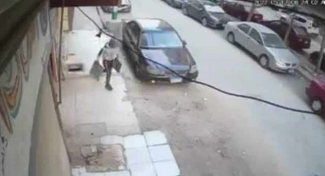 كاميرات مراقبة ترصد سرقة أغطية بلاعات من شوارع المنيا