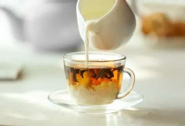 خبير تغذية يوضح فوائد شرب الشاي والكمية المسموح بها يوميا (خاص)