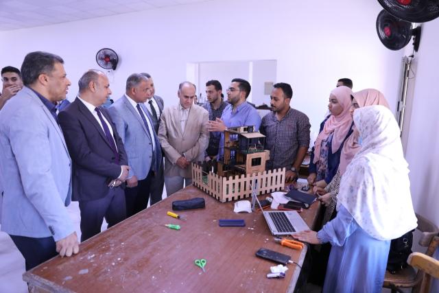 نائب رئيس جامعة الأزهر خلال تفقده معرض التطبيقات الهندسية 