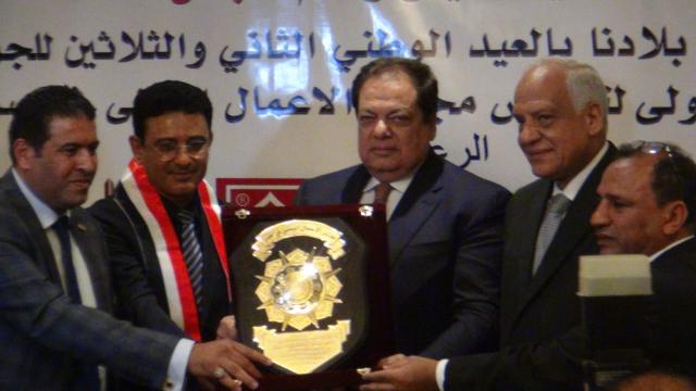 تكريم محمد أبو العينين وكيل البرلمان ومحافظ الجيزة خلال احتفالية مجلس الأعمال اليمني في مصر